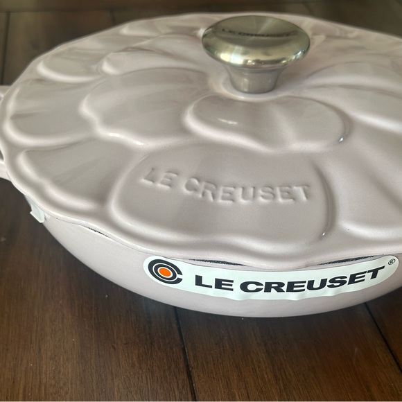 NWT beautiful 2.25qt 26cm petal braiser in Shallot. - Picture 7 of 11